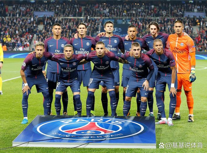 拜仁26／27赛季主场球衣谍照：红色基调搭配领口袖口金色线条（疑似拜仁26／27赛季主场球衣曝光：红色主调，领口袖口点缀金线）