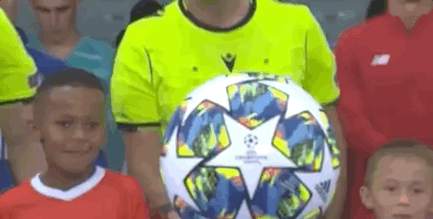 记者：邵佳一探班U22国足训练，与主帅安东尼奥相谈甚欢（媒体人称邵佳一到访U22国足训练场，与主帅安东尼奥愉快交流）