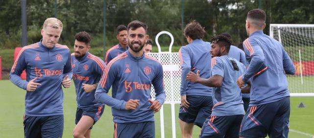 法兰克福球迷在诺坎普球场对巴萨支持者发动投掷袭击（诺坎普球场冲突：法兰克福球迷向巴萨支持者投掷物品）