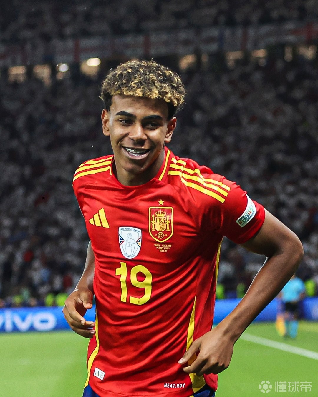 致敬，王刚庆祝足协杯冠军时背后写着：献给我们的主帅塞蒂恩（王刚庆足协杯封王，背后字样致敬主帅塞蒂恩）