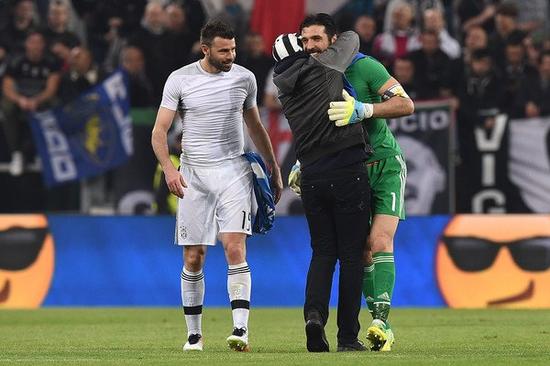 洛杉矶湖人以东契奇38分、11篮板5助攻领跑，太阳迪龙·布鲁克斯33分、吉莱斯皮28分助队反超，双方激烈对决。