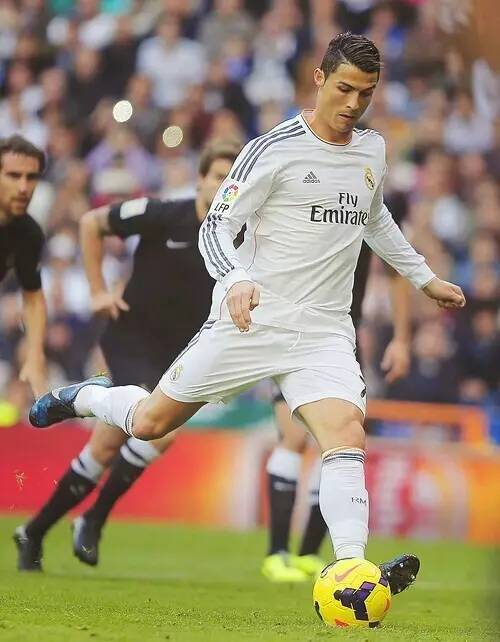 记者：为备战世界杯将继续留在墨超，J罗正与美洲狮队谈判